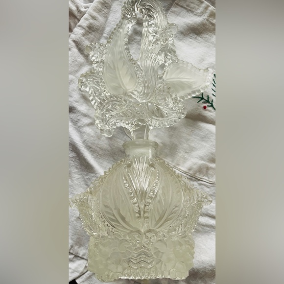 ✨ Vintage Ornate Frosted Glass Perfume Bottle – Lily Stopper ✨ - Picture 5 of 5